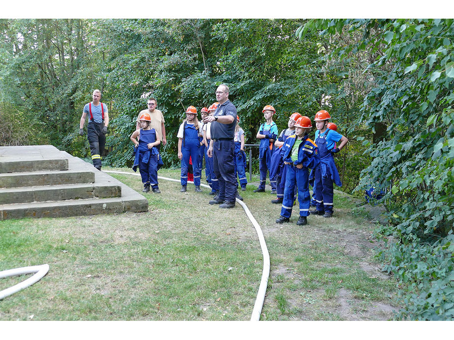 Naumburger Jugendfeuerwehr hilft an der Weingartenkapelle (Foto: Karl-Franz Thiede)